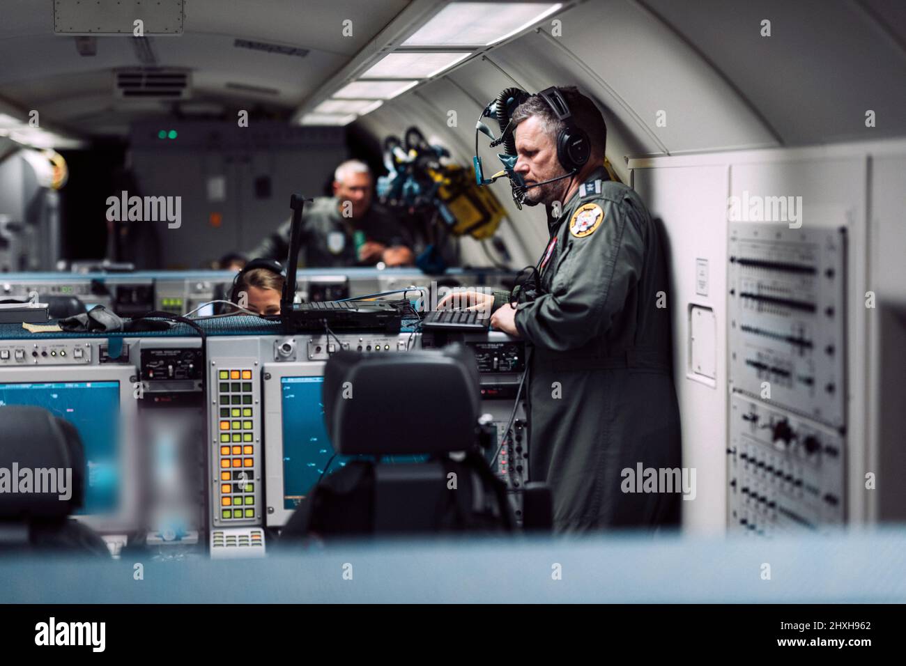 La tripulación de la Fuerza de Alerta Temprana y Control de la OTAN se sentó frente a las pantallas a bordo de un Boeing 707 E-3A AWACS de la OTAN. Estos aviones están patrullando el espacio aéreo Aliado en Europa del Este, a raíz del ataque de Rusia a Ucrania. El avión Boeing E-3A Airborne Warning & Control System de la OTAN tiene una cúpula de radar distintiva montada en el fuselaje que permite a la tripulación inspeccionar una superficie de más de 310.798 kilómetros cuadrados, o aproximadamente el tamaño de Polonia. (Foto de la OTAN) Foto de stock