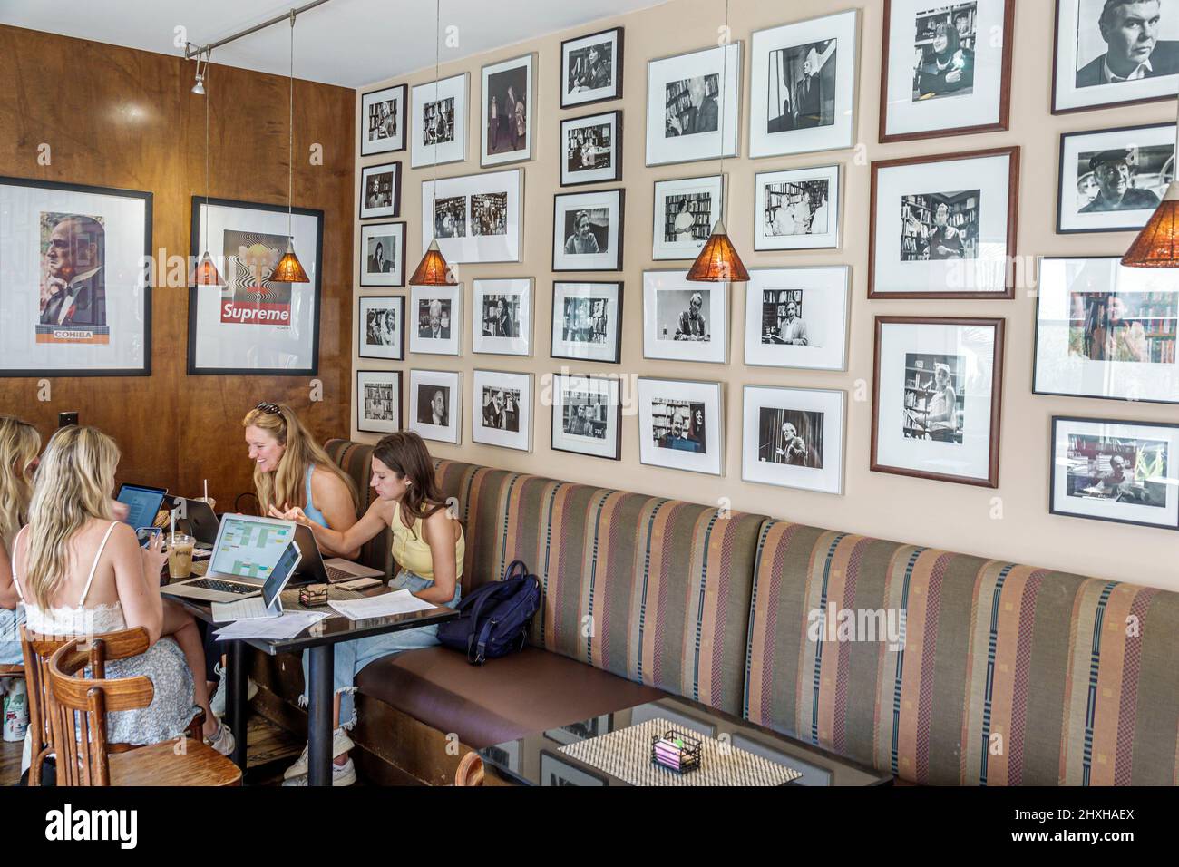 Coral Gables Florida Miami Libros & Libros dentro del interior del restaurante Café, cenas para mujeres amigas Foto de stock