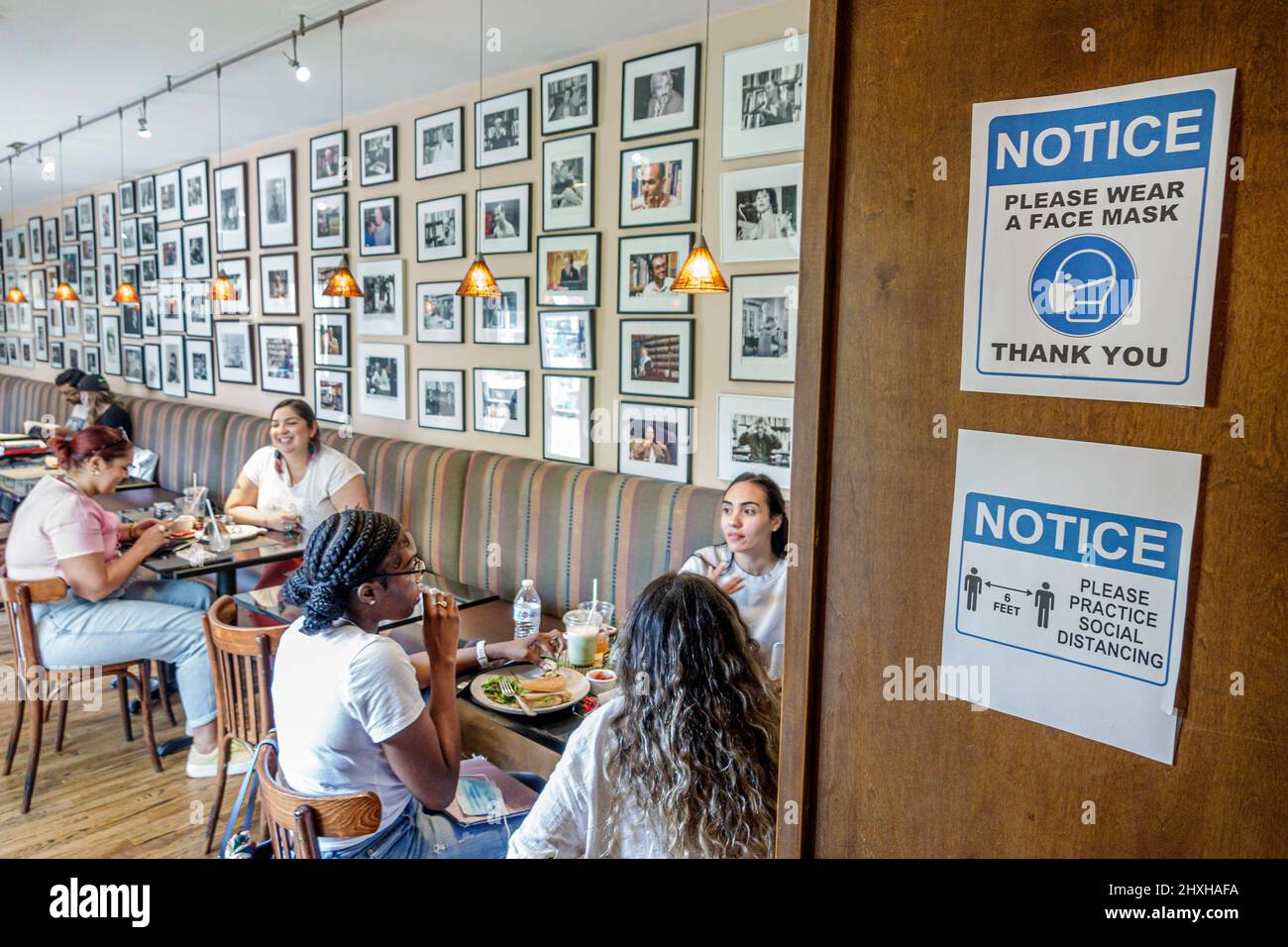 Coral Gables Florida Miami Libros y Libros dentro de la librería El restaurante Café mujeres amigas comedor Mujer negra Foto de stock