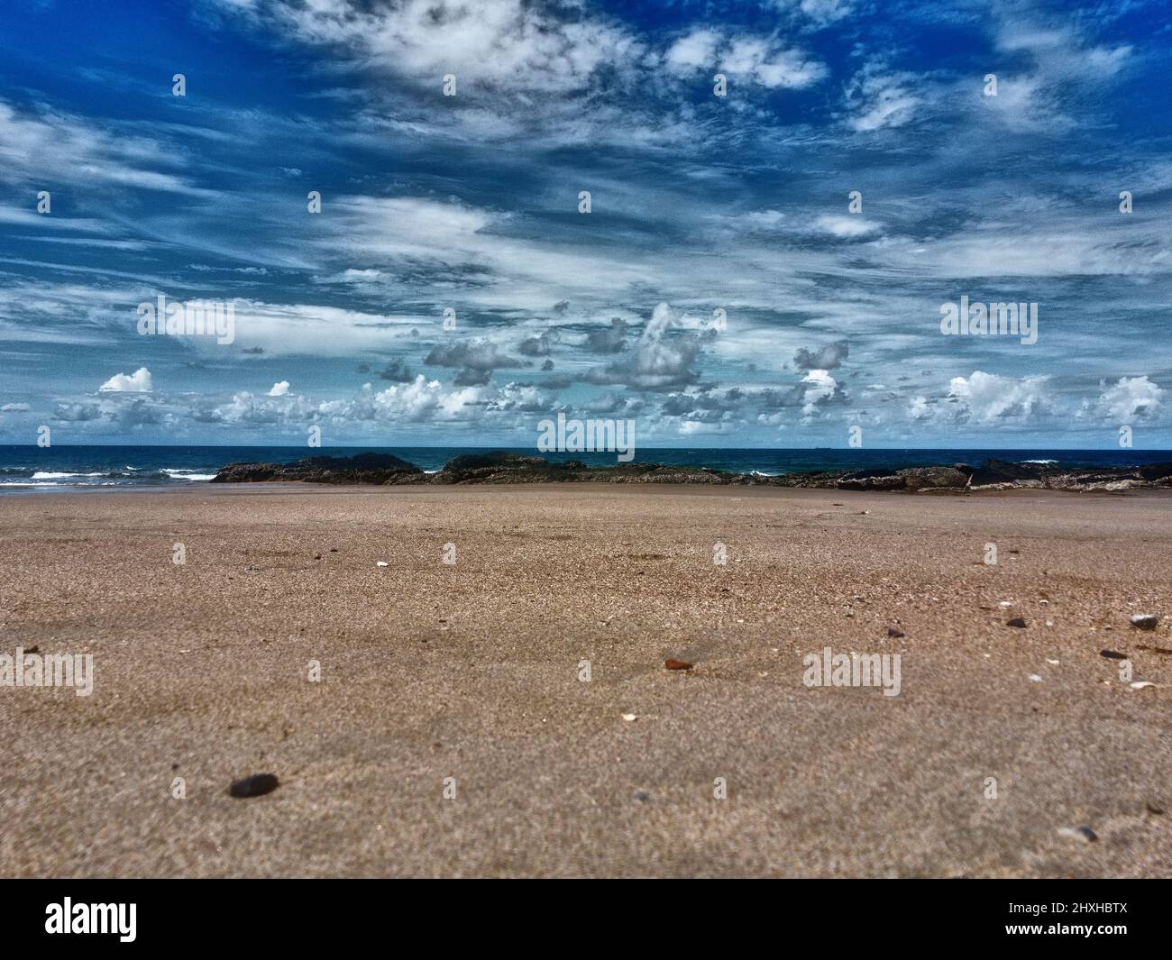 Vista de la playa y de las poderosas nubes desde abajo Foto de stock