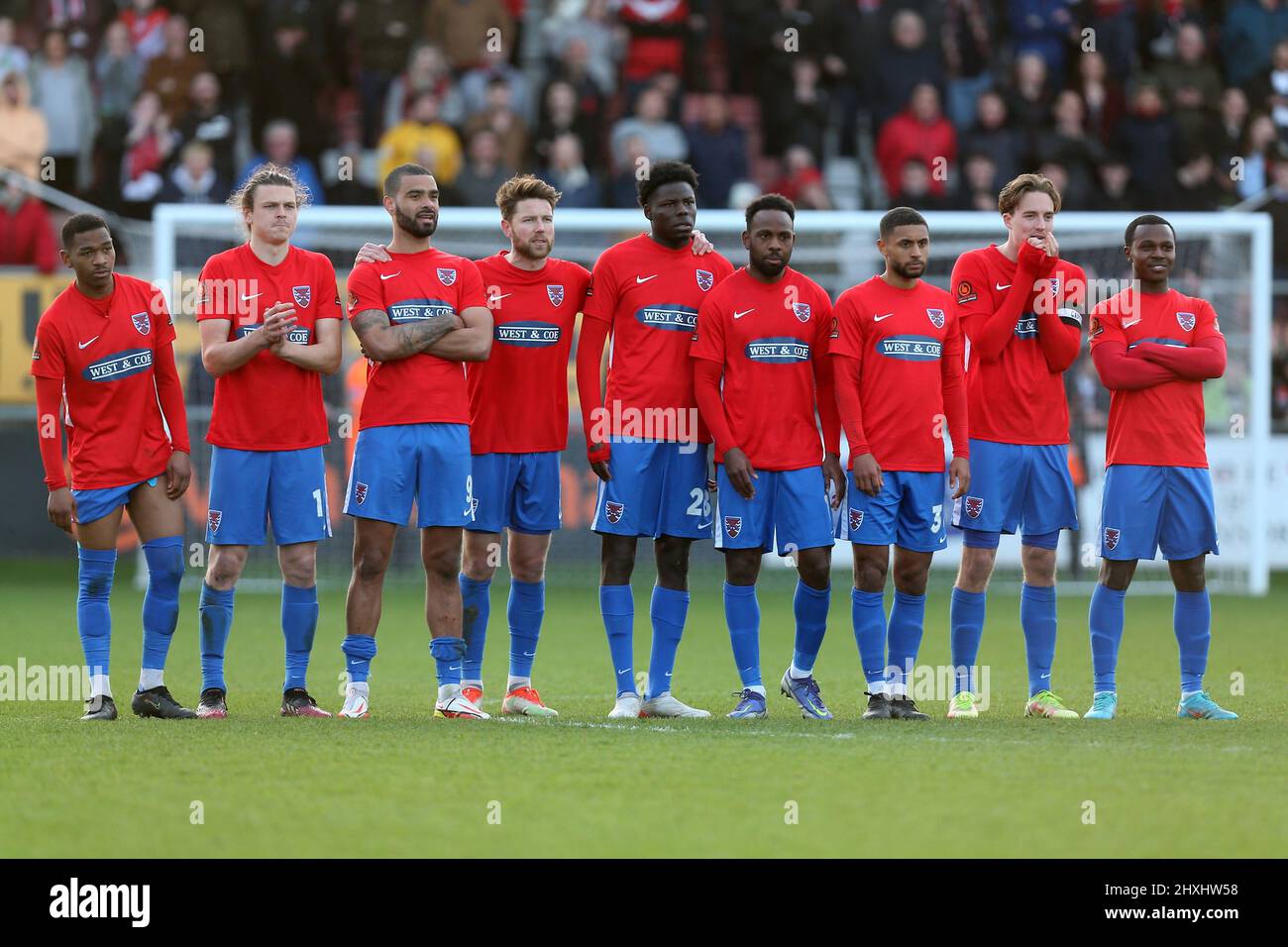Los jugadores de Dagenham miran durante el tiroteo de la pena durante