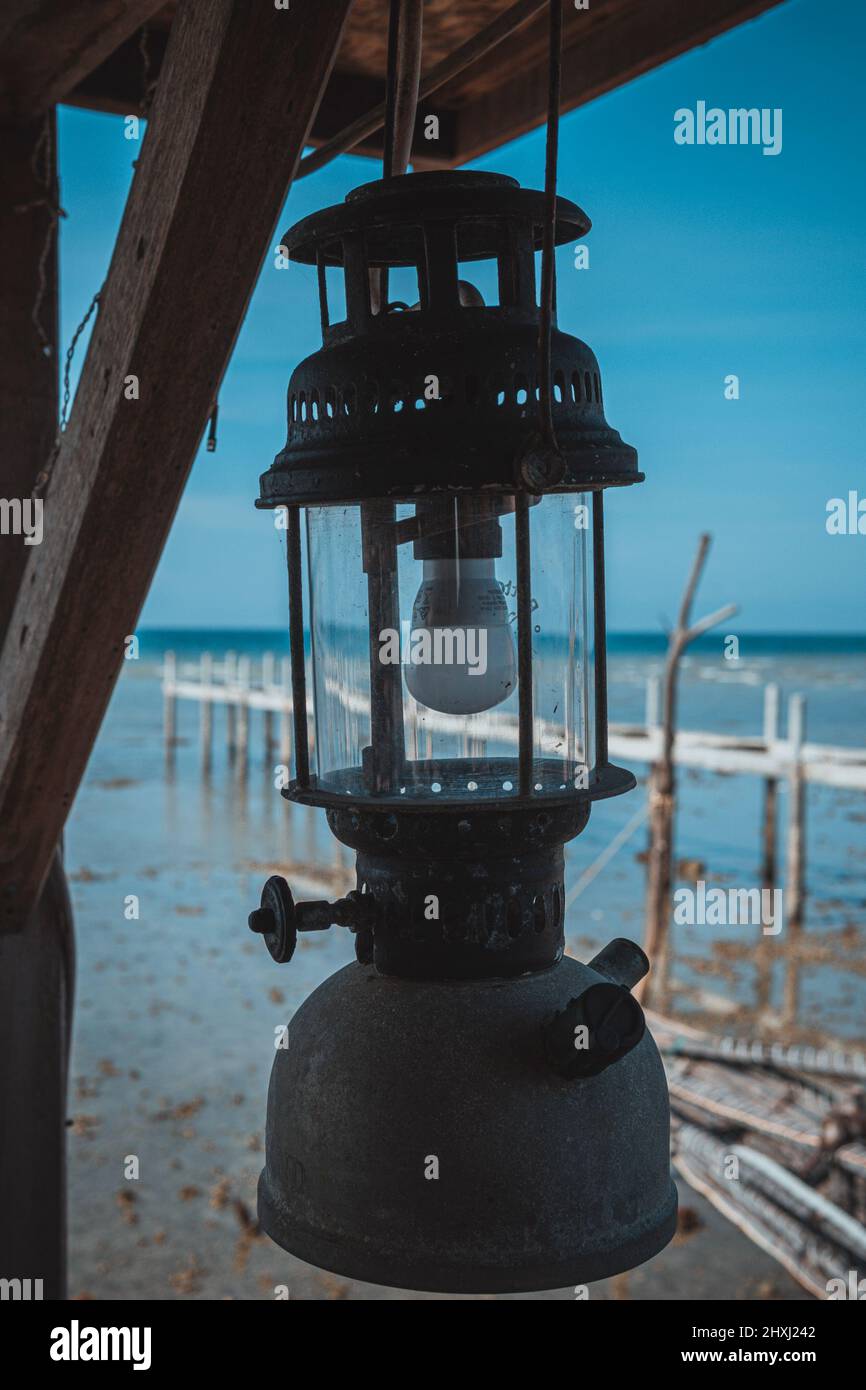 Las lámparas antiguas en Indonesia solían usar aceite, ahora han cambiado a  la electricidad porque el petróleo es difícil de encontrar Fotografía de  stock - Alamy