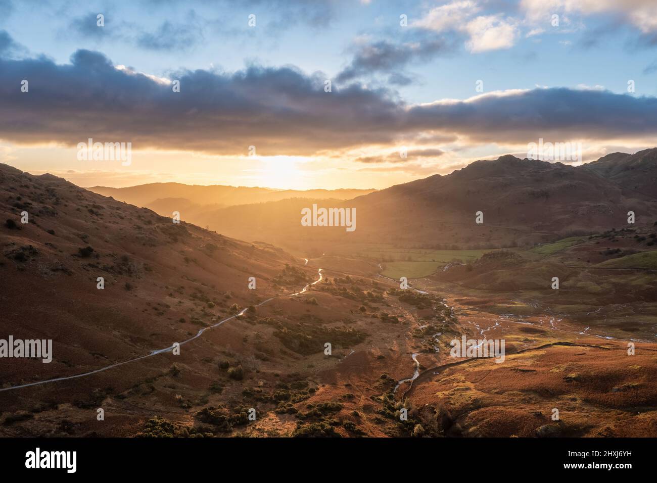 Épica imagen aérea del paisaje de los aviones teledirigidos del amanecer desde Bea Tarn en el Distrito de los Lagos durante la impresionante exposición otoñal Foto de stock