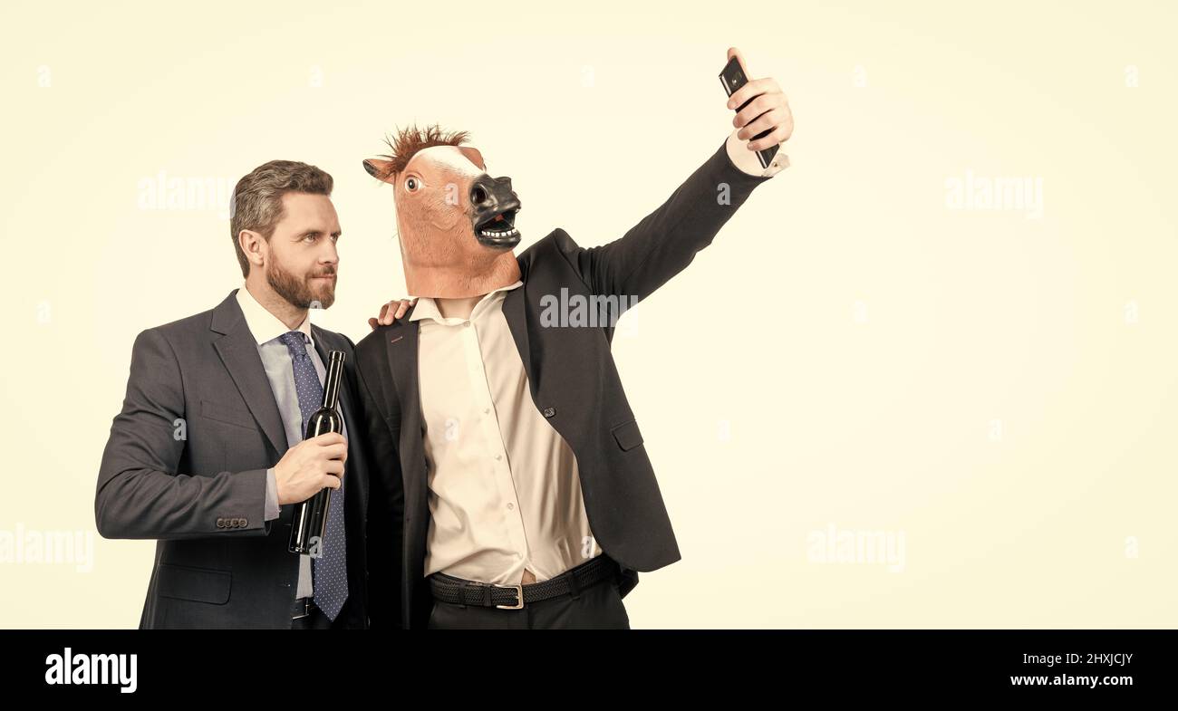 Fiesta selfie. Los compañeros de trabajo toman selfie en el smartphone. Fiesta de vestuario corporativo. Celebración del trabajo Foto de stock