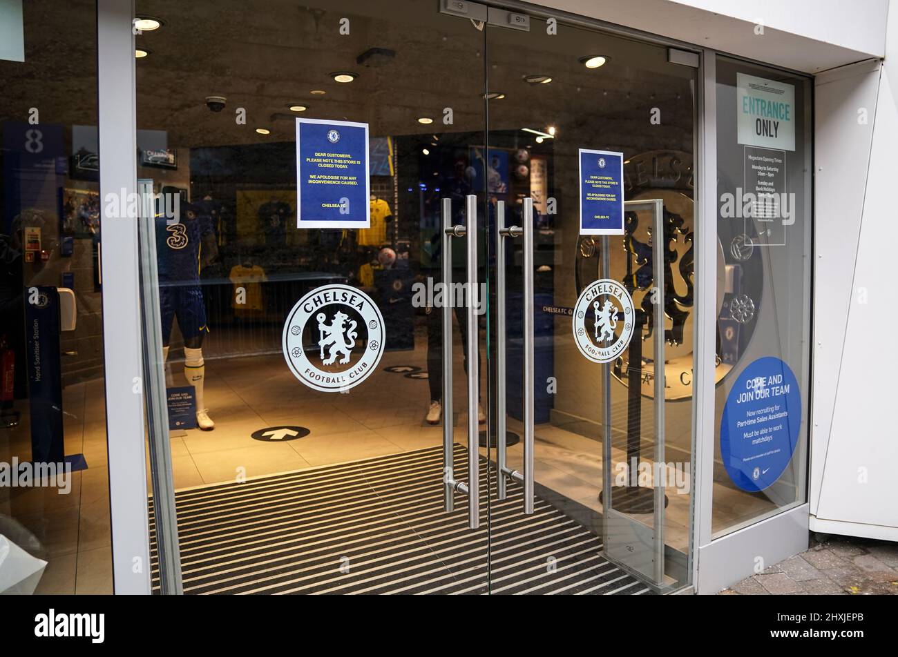 Una vista de la tienda del club cerrado en Stamford Bridge, hogar del Chelsea  FC, antes de su partido de la Premier League con Newcastle United. Fecha de  la foto: Domingo 13