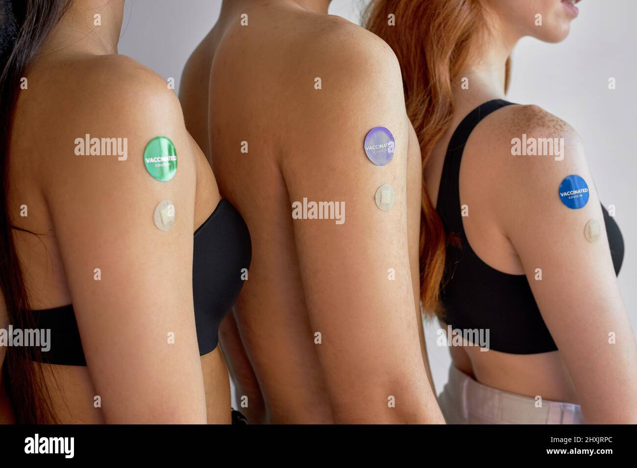 primer plano half-naked diversas personas que muestran el brazo después de la inyección de la vacuna, de pie en fila. Coronavirus, Covid-19, omicron, vacunación contra la gripe e inmunizat Foto de stock
