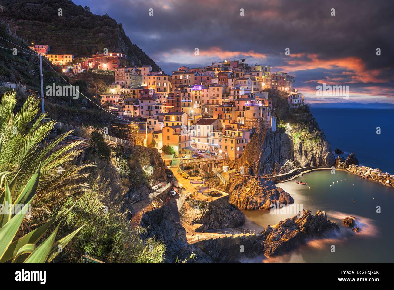 Manarola, La Spezia, Italia vista costera en Cinque Terre al amanecer. Foto de stock