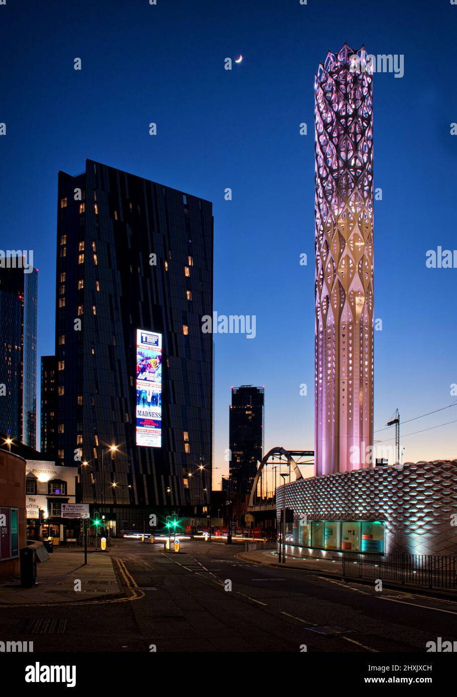 La Torre de la Luz, situada en el corazón de Manchester, proporciona calor y energía sostenibles a muchos edificios emblemáticos del centro de la ciudad. Foto de stock