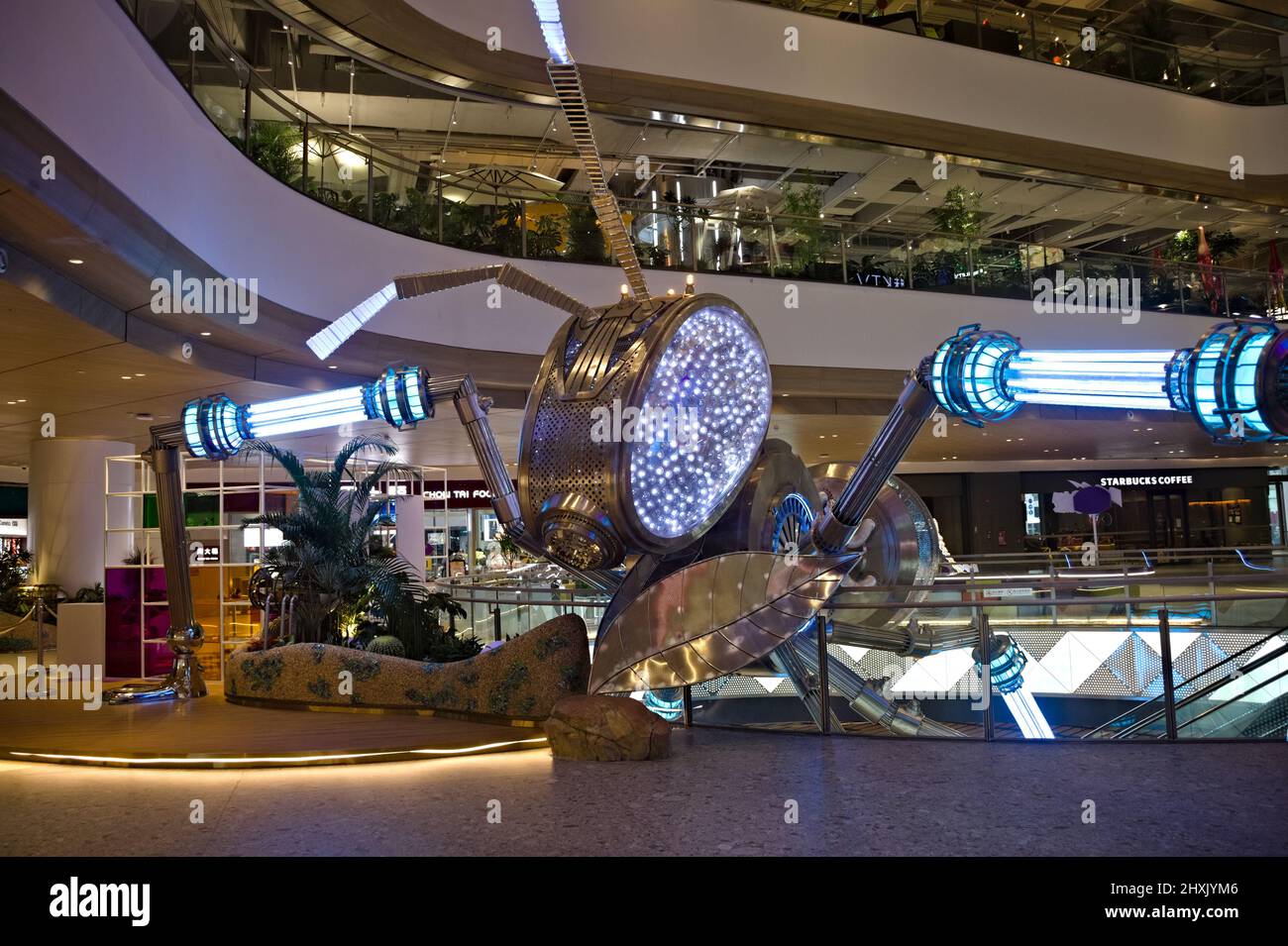 Centro comercial de moda con gran escultura de robots de insectos en China continental Foto de stock