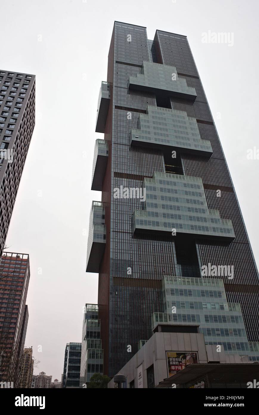 Edificio de gran altura que parece Tetris en China continental Foto de stock