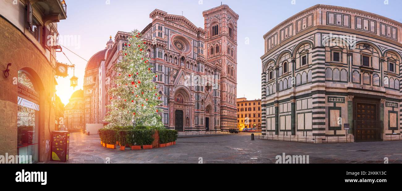 Florencia, Toscana, Italia durante la temporada de Navidad con el Duomo al amanecer. Foto de stock