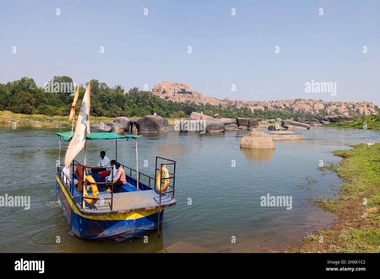 Hermosa vista del paisaje del río Tungabhadra, Hampi, Karnataka, India-Febrero 01,2022: Foto de stock