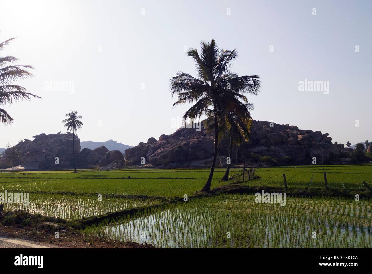 Hermosa vista del paisaje en el pueblo de Anegundi Foto de stock