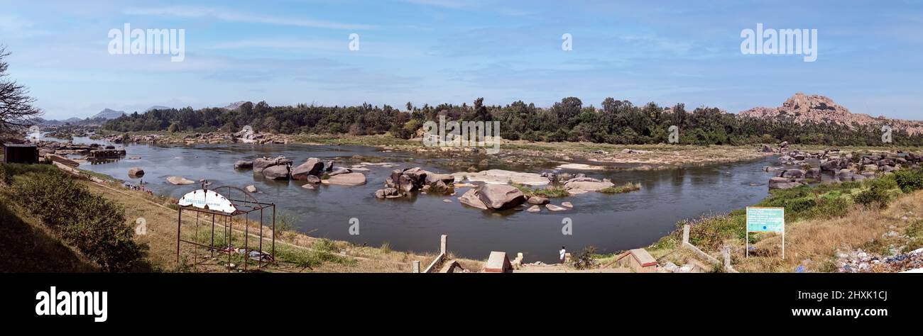Hermosa vista panorámica del río Tungabhadra en Hampi Foto de stock