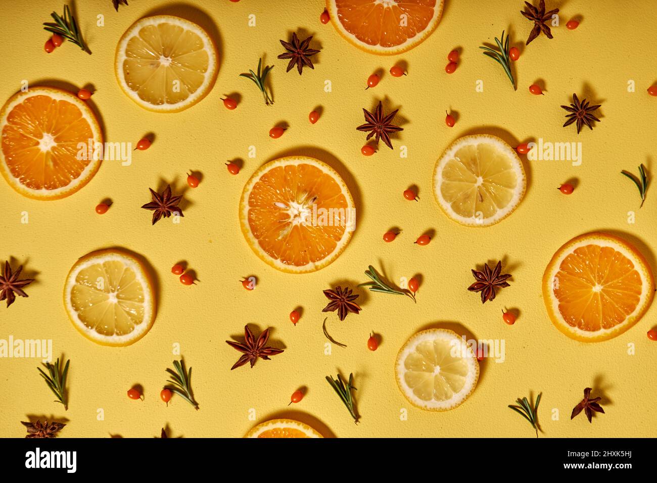 juego de mini rodajas de limón fresco y naranja aisladas sobre fondo amarillo. Vista superior. Espacio de copia. Frutas tropicales, hermosa imagen Foto de stock