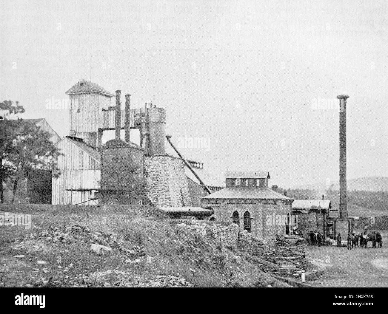 Pine Grove, Pennsylvania, horno de carbón construido en 1773 y remodelado en 1878. Fotografía en blanco y negro tomada alrededor de 1890s Foto de stock