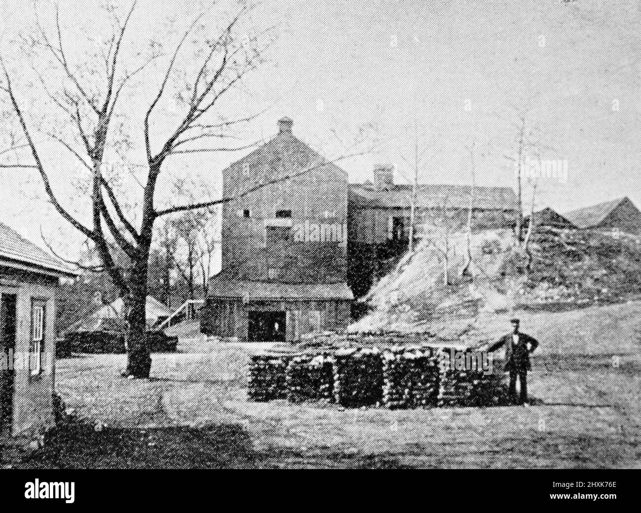 Un horno de carbón de Nueva Inglaterra en el 1890s; fotografía en blanco y negro tomada alrededor de 1890s Foto de stock