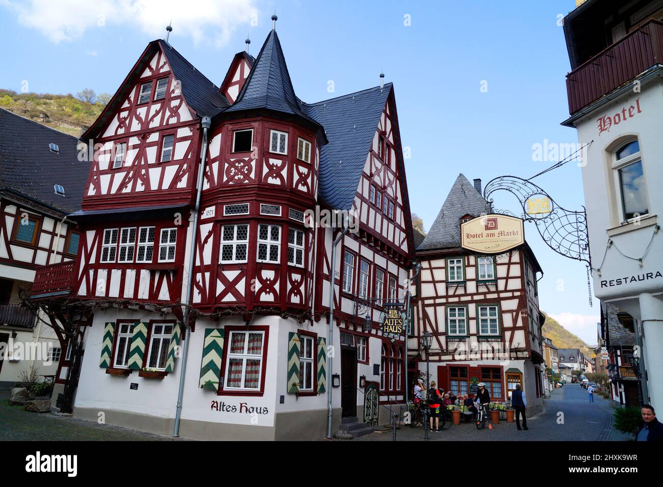 Pintorescas casas de madera de la ciudad de Bacharach en Rhein o Rin en Alemania ( Upper Middle Rhine Valley en Bacharach en Renania-Palatinado) Foto de stock