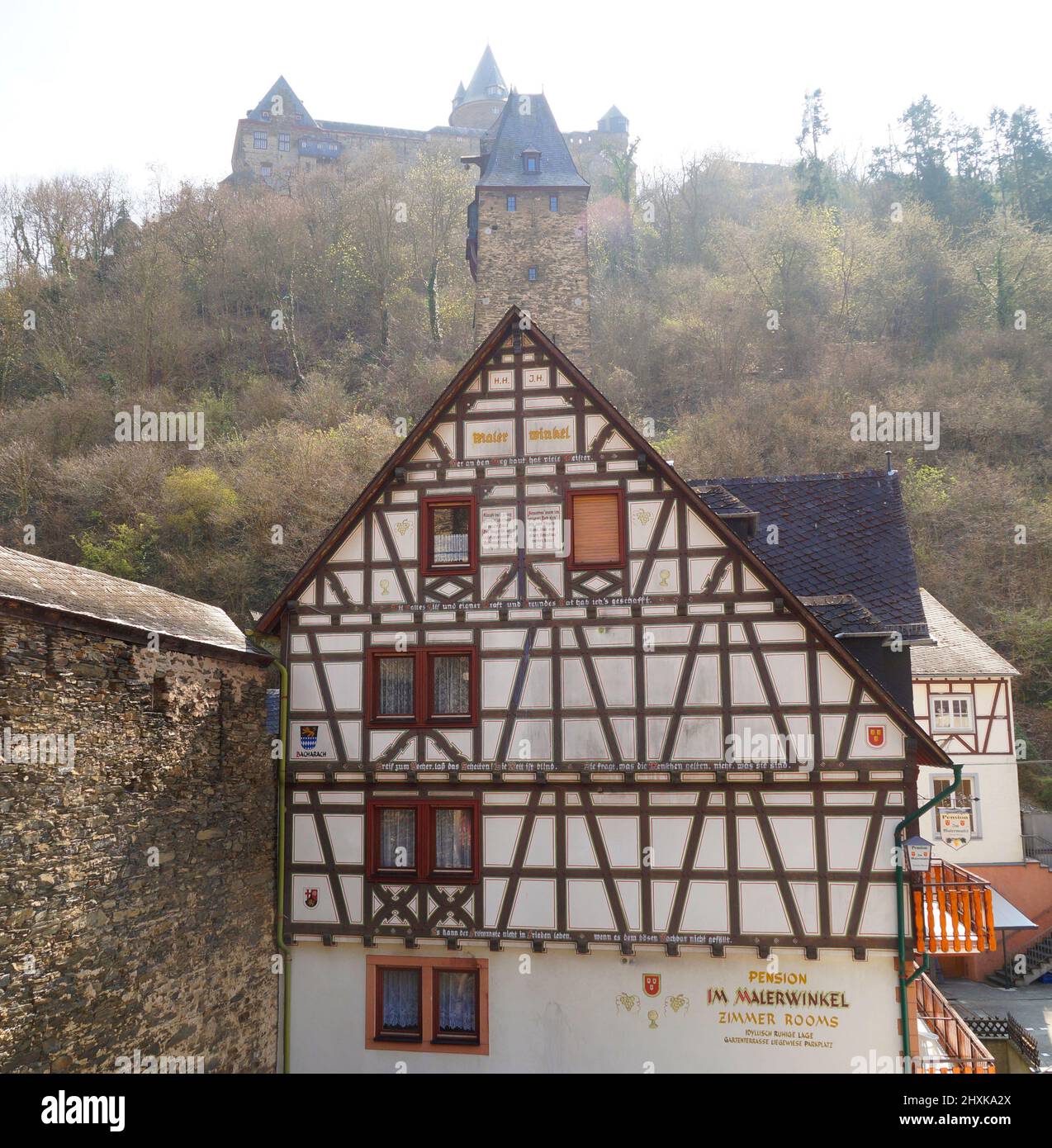 Pintorescas casas de madera de la ciudad de Bacharach en Rhein o Rin en Alemania ( Upper Middle Rhine Valley en Bacharach en Renania-Palatinado) Foto de stock