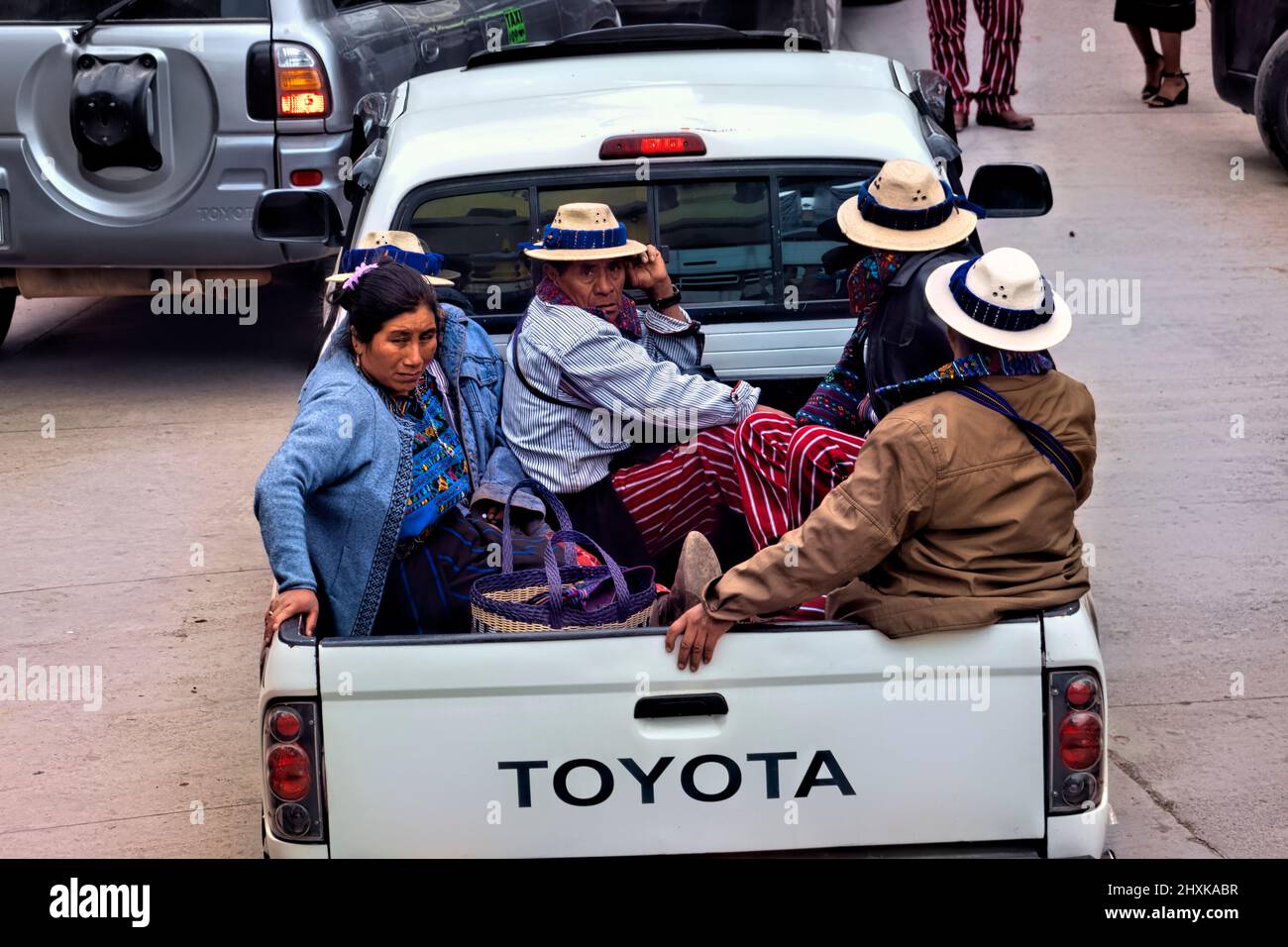 Indígenas de alto rango que llegan al día del mercado, Todos Santos Cuchumatán, Huehuetenango, Guatemala Foto de stock