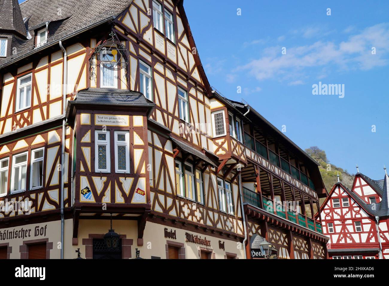 Pintorescas casas de madera de la ciudad de Bacharach en Rhein o Rin en Alemania ( Upper Middle Rhine Valley en Bacharach en Renania-Palatinado) Foto de stock