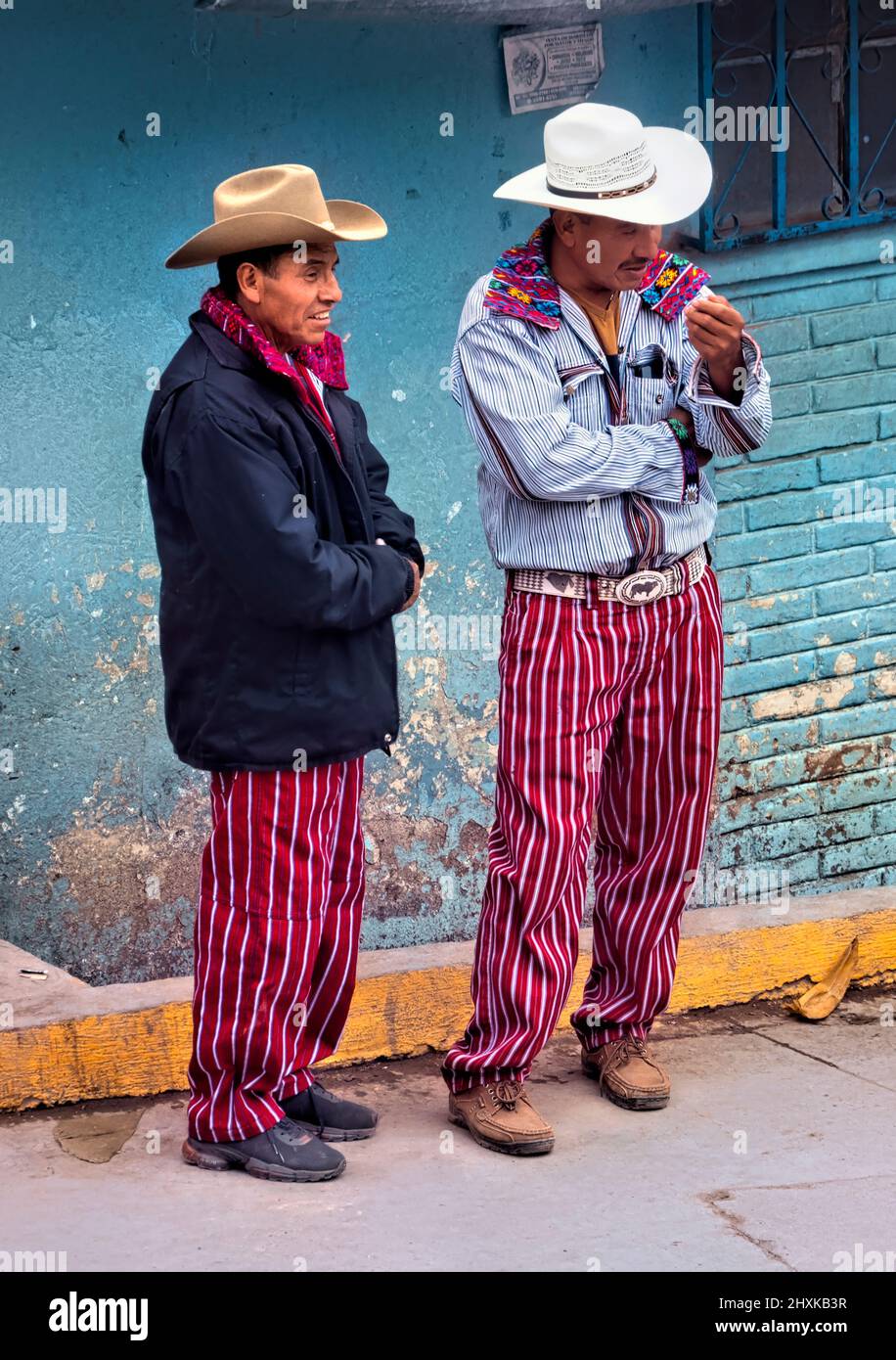 Hombres con vistosa vestimenta tradicional, Todos Santos Cuchumatán, Huehuetenango, Guatemala Foto de stock