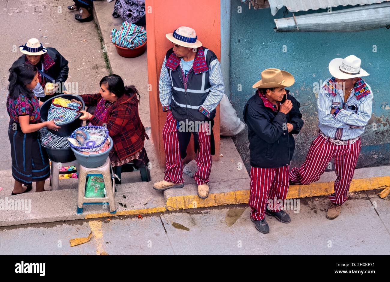 Hombres con vistosa vestimenta tradicional, Todos Santos Cuchumatán, Huehuetenango, Guatemala Foto de stock