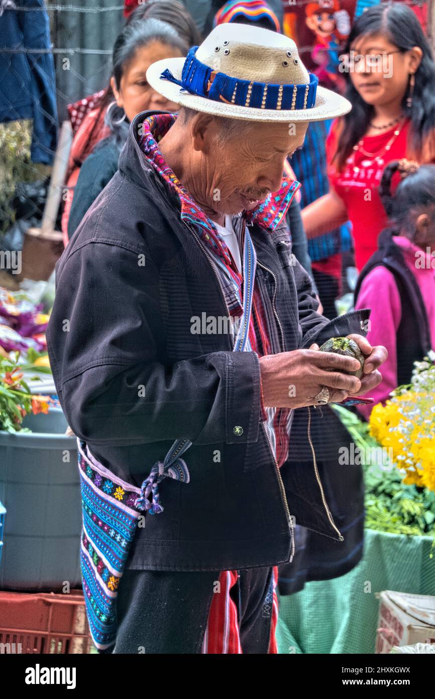 Hombre vestido tradicional en el mercado, Todos Santos Cuchumatán, Huehuetenango, Guatemala Foto de stock