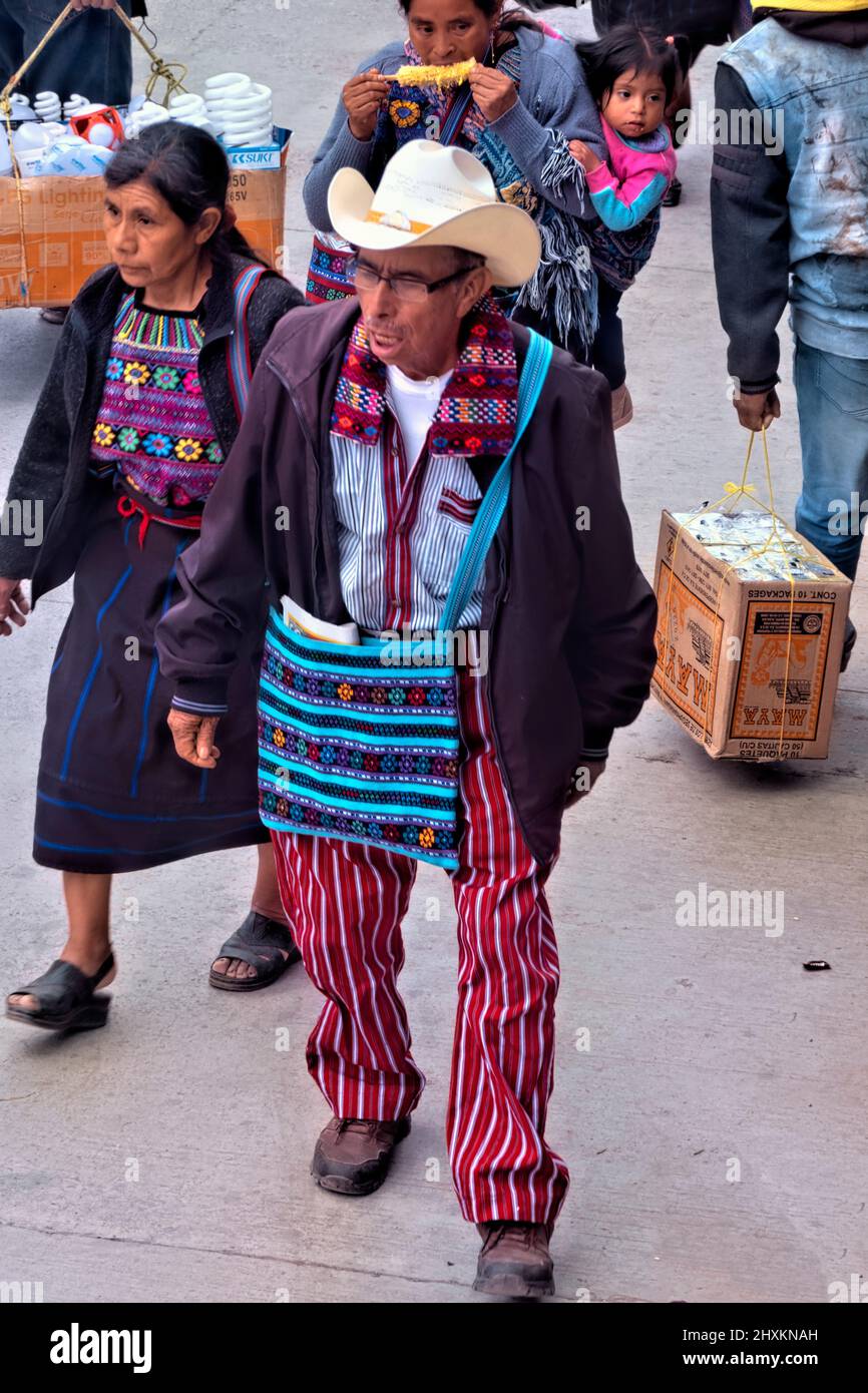 Los hombres todavía usan ropa tradicional en Todos Santos Cuchumatán, Huehuetenango, Guatemala Foto de stock
