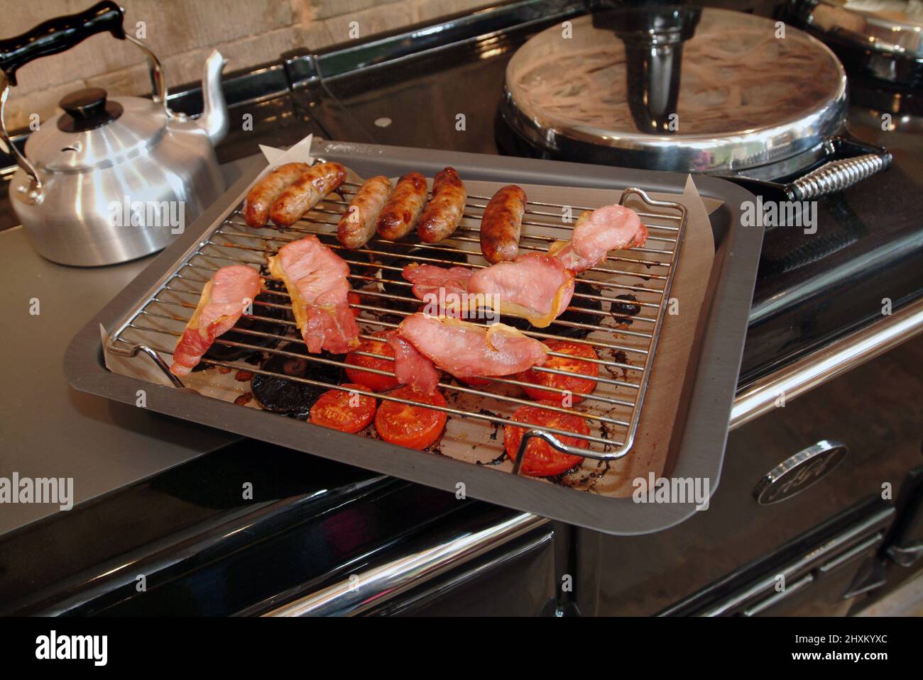Cocina un desayuno inglés tradicional en una cocina de Aga Fotografía de  stock - Alamy