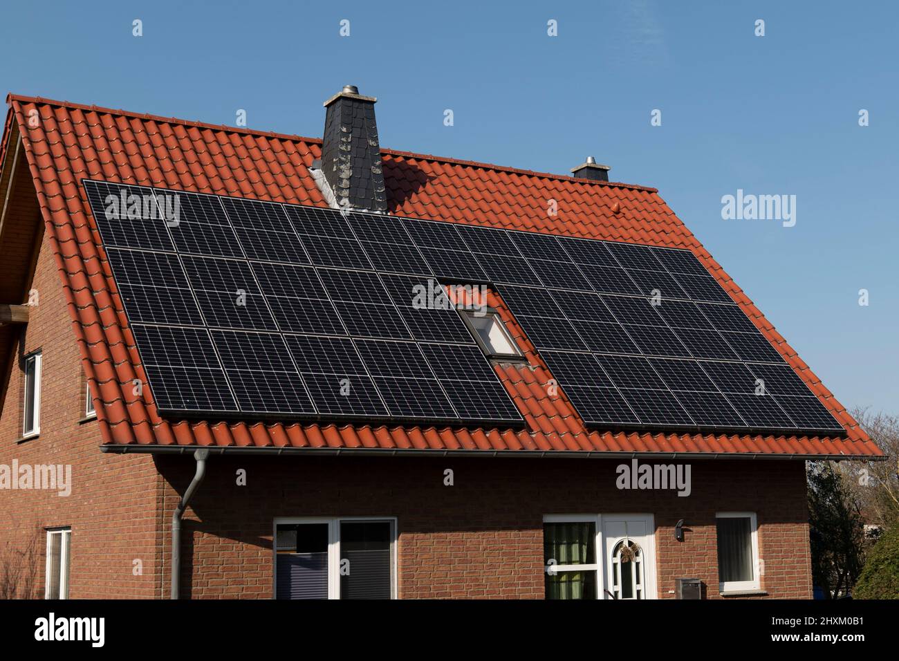 Casa unifamiliar con paneles solares en el techo en Alemania. Foto de stock