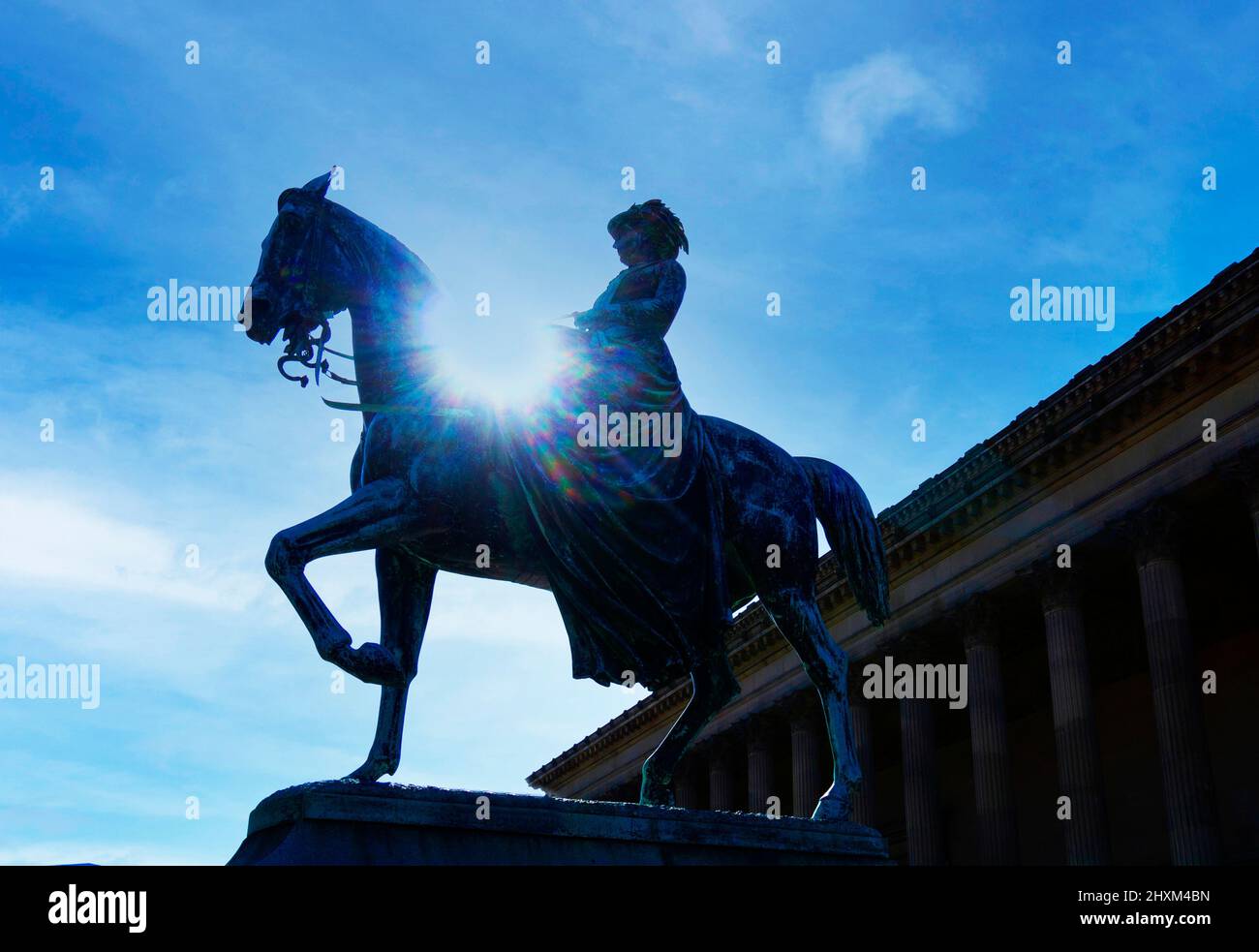 Reina Victoria sobre estatuto de caballo en Liverpool Foto de stock
