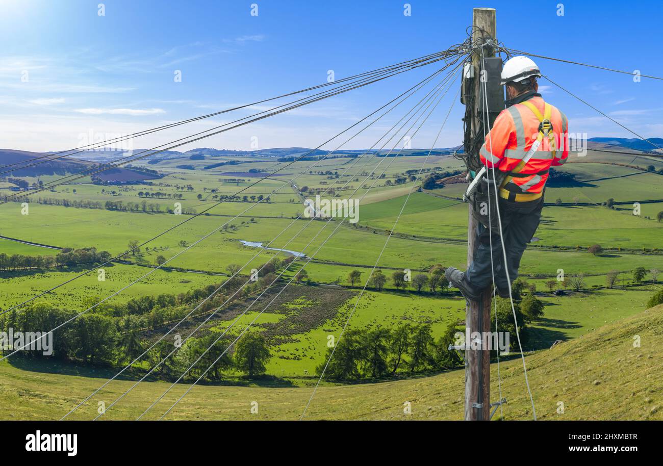 Ingeniero telefónico en una hermosa ubicación rural en el Reino Unido Foto de stock