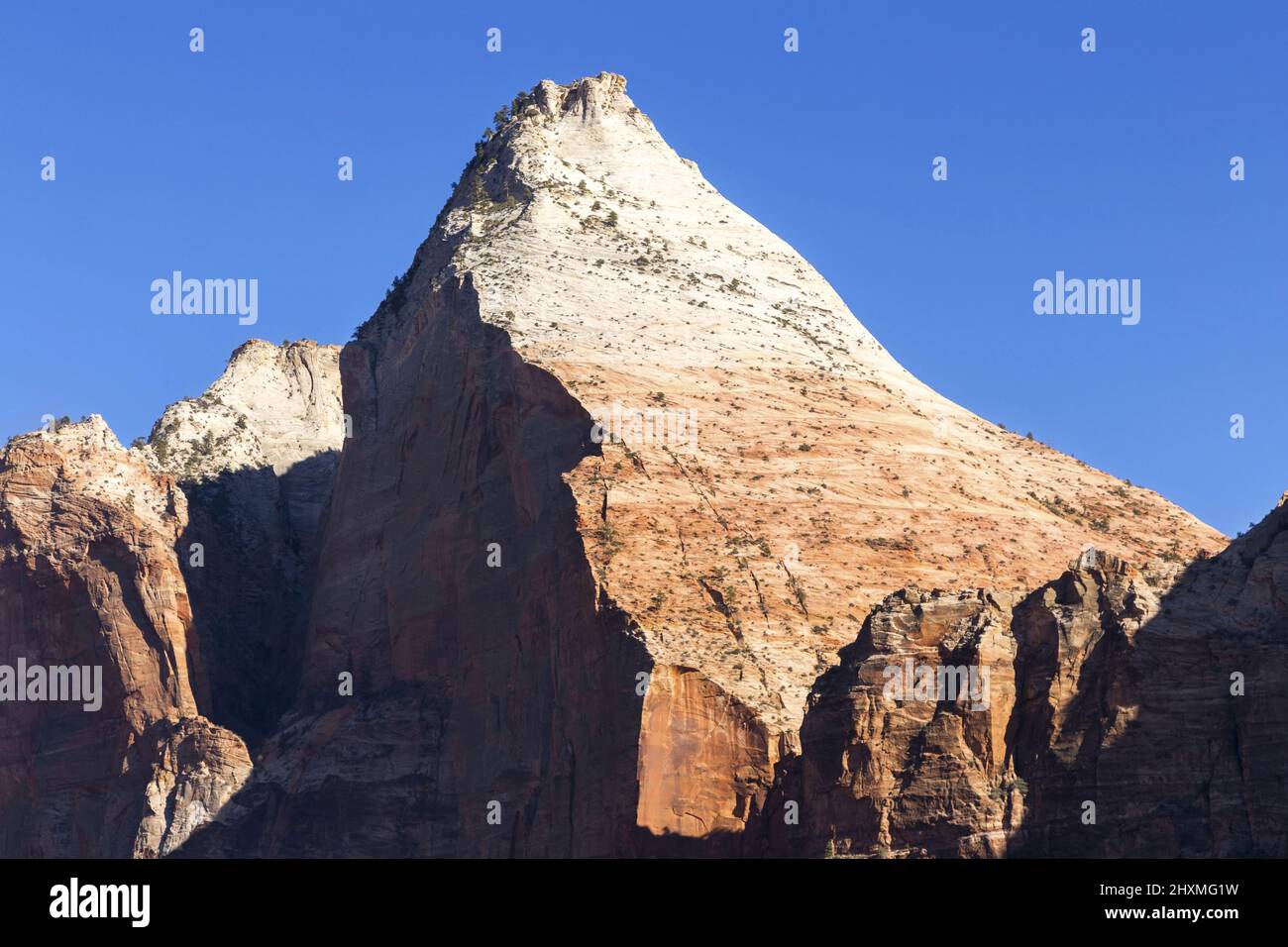 Twin Brothers Mountain Peak con escarpadas vistas del paisaje de los acantilados de arenisca Navajo en el Parque Nacional Zion, Utah, Estados Unidos Foto de stock