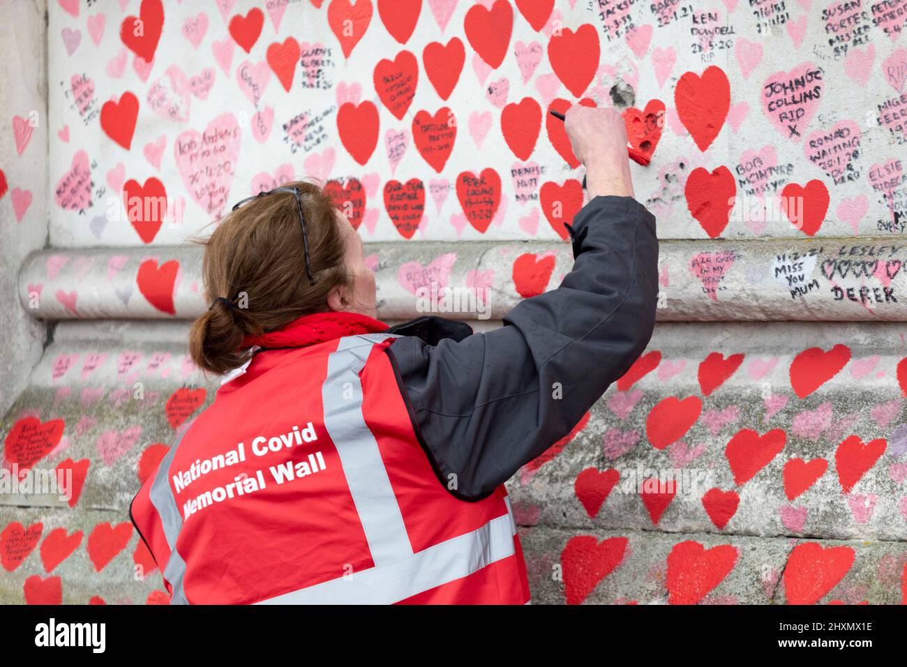 El 29th de marzo de 2022 marca el primer aniversario del primer corazón que se dibuja en el muro conmemorativo nacional de Covid 19. El día, la bereave Covid 19 Foto de stock