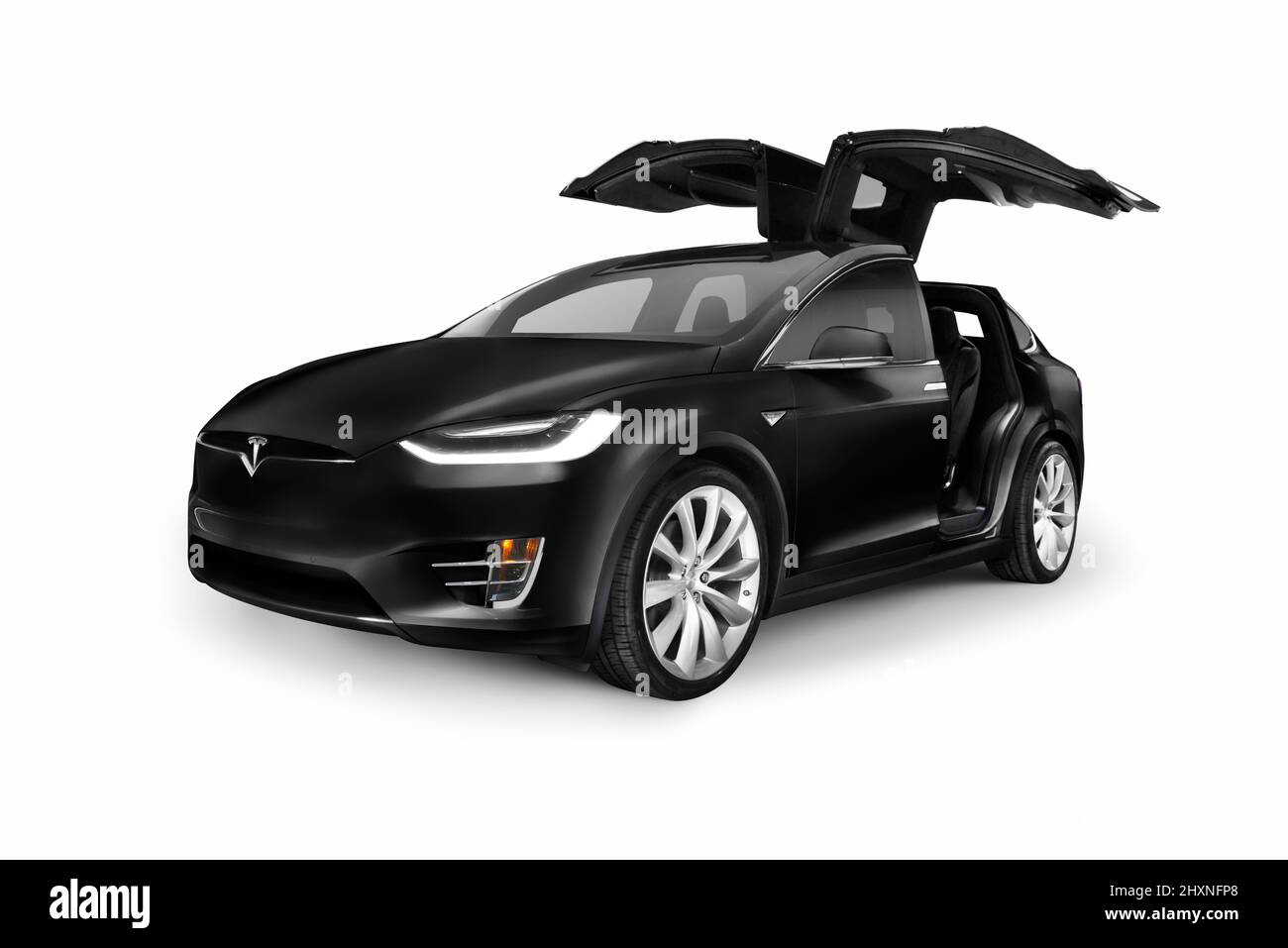 Coche eléctrico SUV de lujo Tesla X negro con puertas de ala de halcón abiertas aisladas sobre fondo blanco Foto de stock