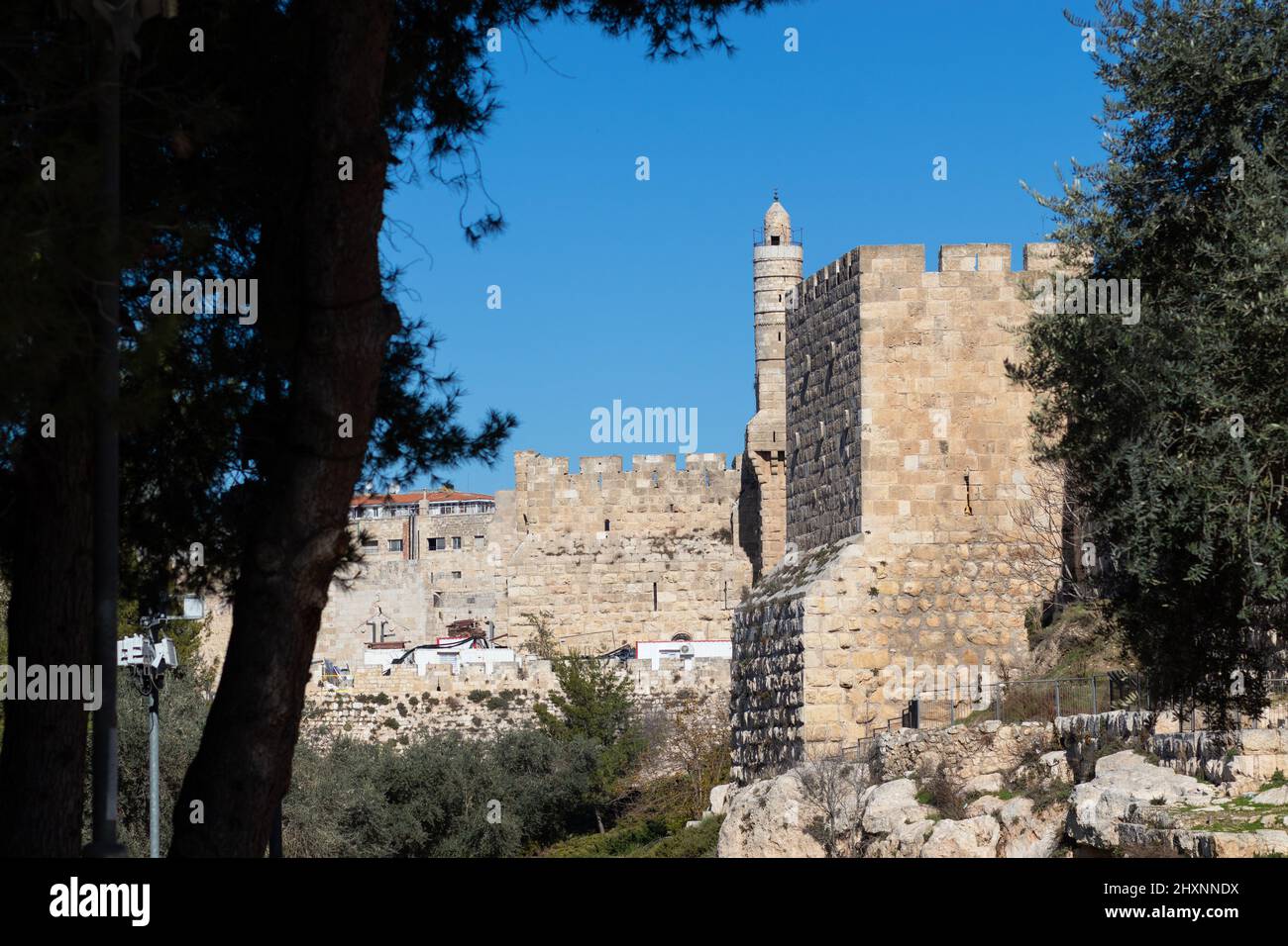 La famosa Torre de David en la Ciudad Vieja de Jerusalén en las antiguas murallas, cielos azules Foto de stock