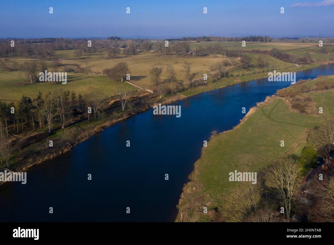 Vista aérea del río Tweed con drone cerca del pueblo de Norham, Berwick, Northumberland, Inglaterra Foto de stock
