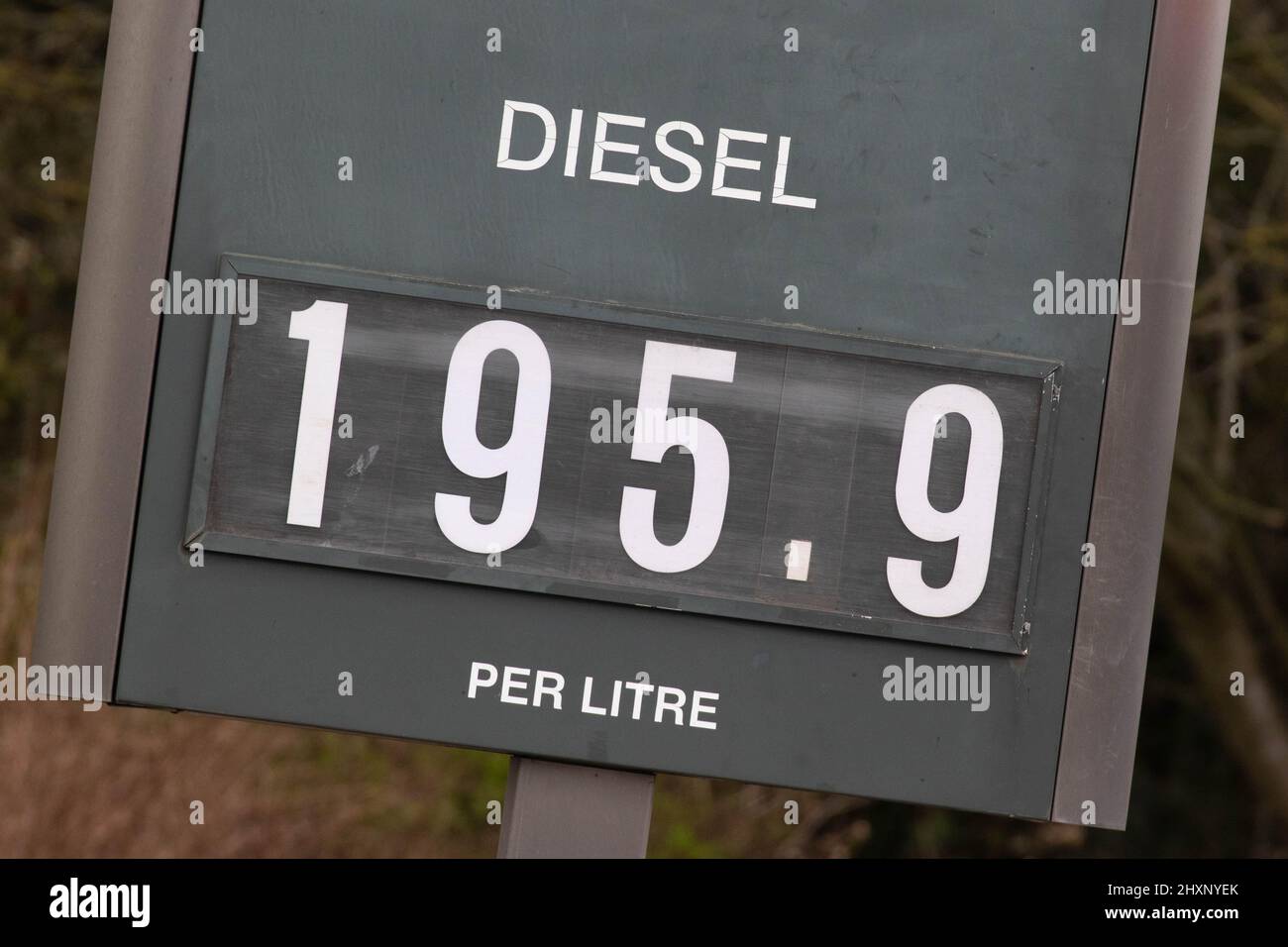 Lincolnshire, Reino Unido, 13/03/2022, Lincolnshire Garage W H Brand vende Diesel a 195,9 y combustible sin plomo a 188,9, ya que los precios del combustible siguen siendo altos. Foto de stock