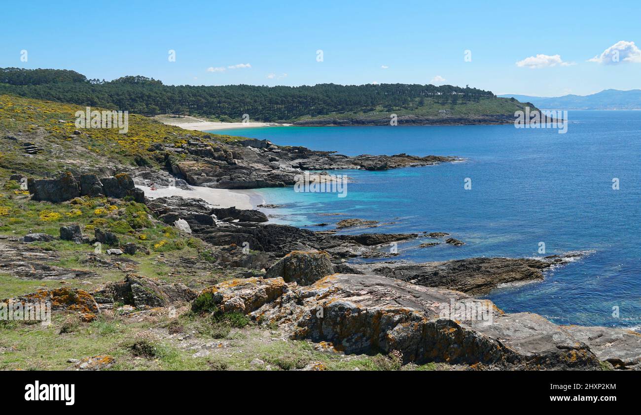 Paisaje costero atlántico con rocas y playa de arena en Galicia, España, provincia de Pontevedra, Cangas, Cabo Home Foto de stock