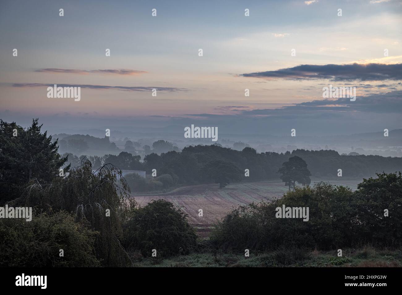 Vista Misty al amanecer, Herefordshire, Inglaterra Foto de stock