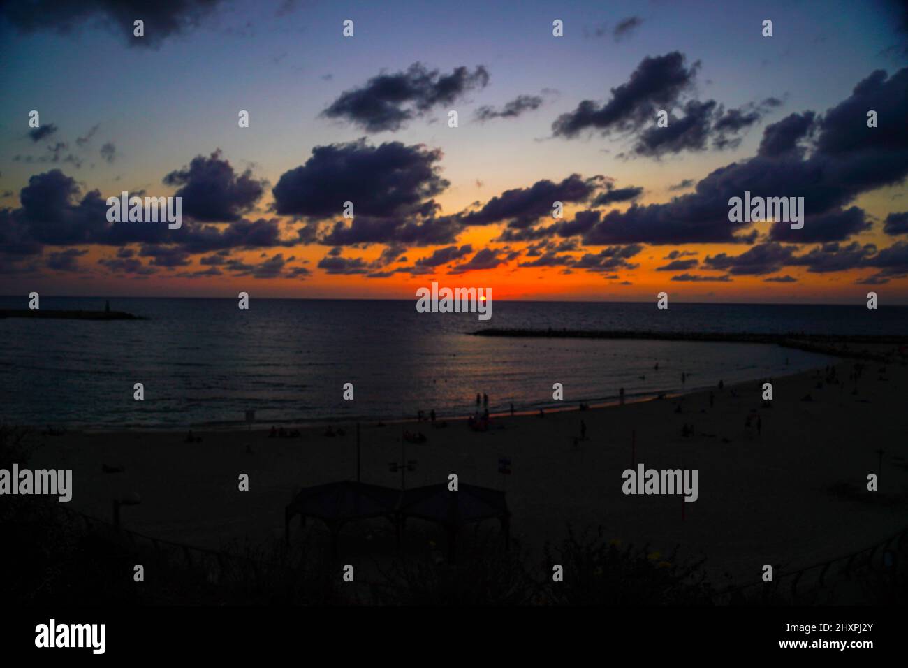 Puesta de sol en el Mediterráneo. Fotografiado en la playa de Tel Aviv en septiembre Foto de stock