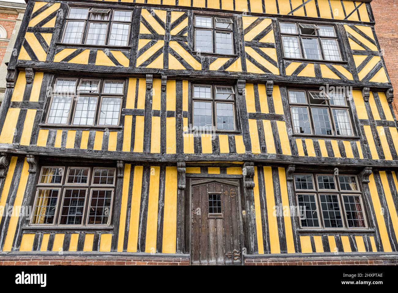 Edificio antiguo con vigas y ventanas con plomo, Ludlow, Shropshire, Inglaterra Foto de stock