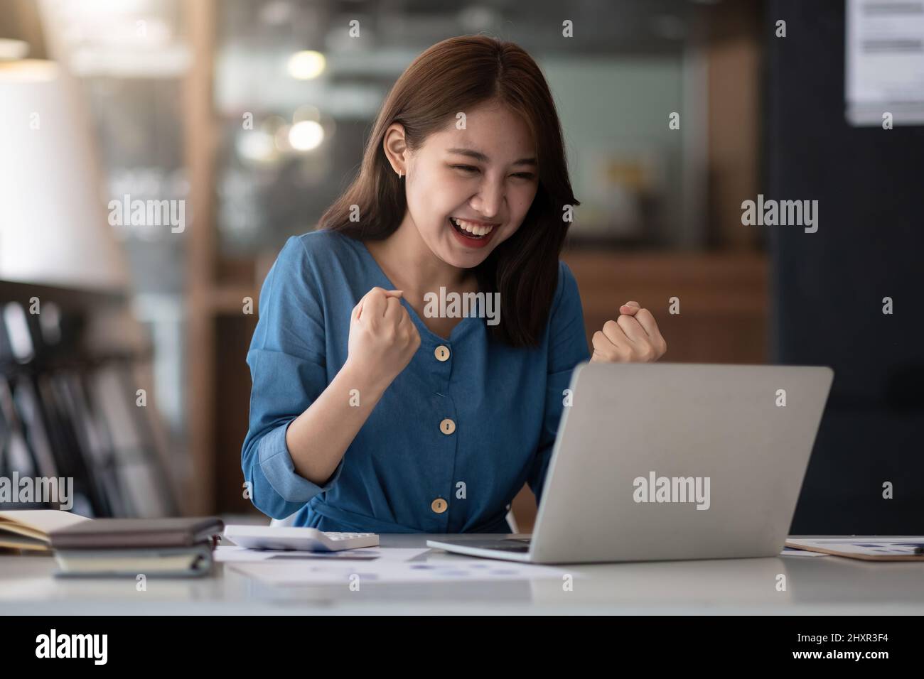 Emocionado asiático sentimiento eufórico celebrando en línea ganar éxito logro resultado, joven mujer feliz sobre buenas noticias de correo electrónico, motivado por gran Foto de stock