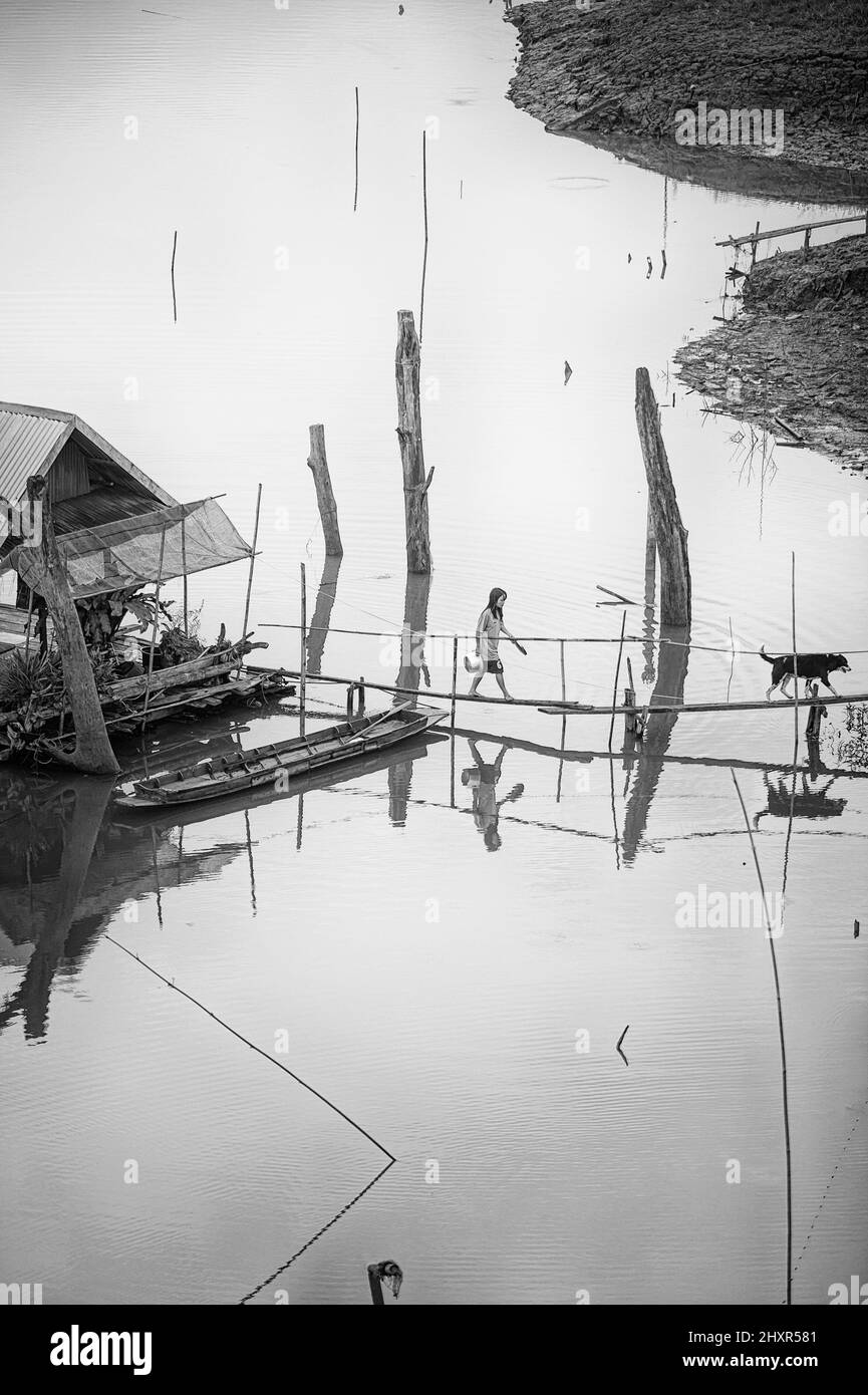Casa flotante en el río Sangkalia en Sangkhlaburi, Kanchanaburi, Tailandia Foto de stock
