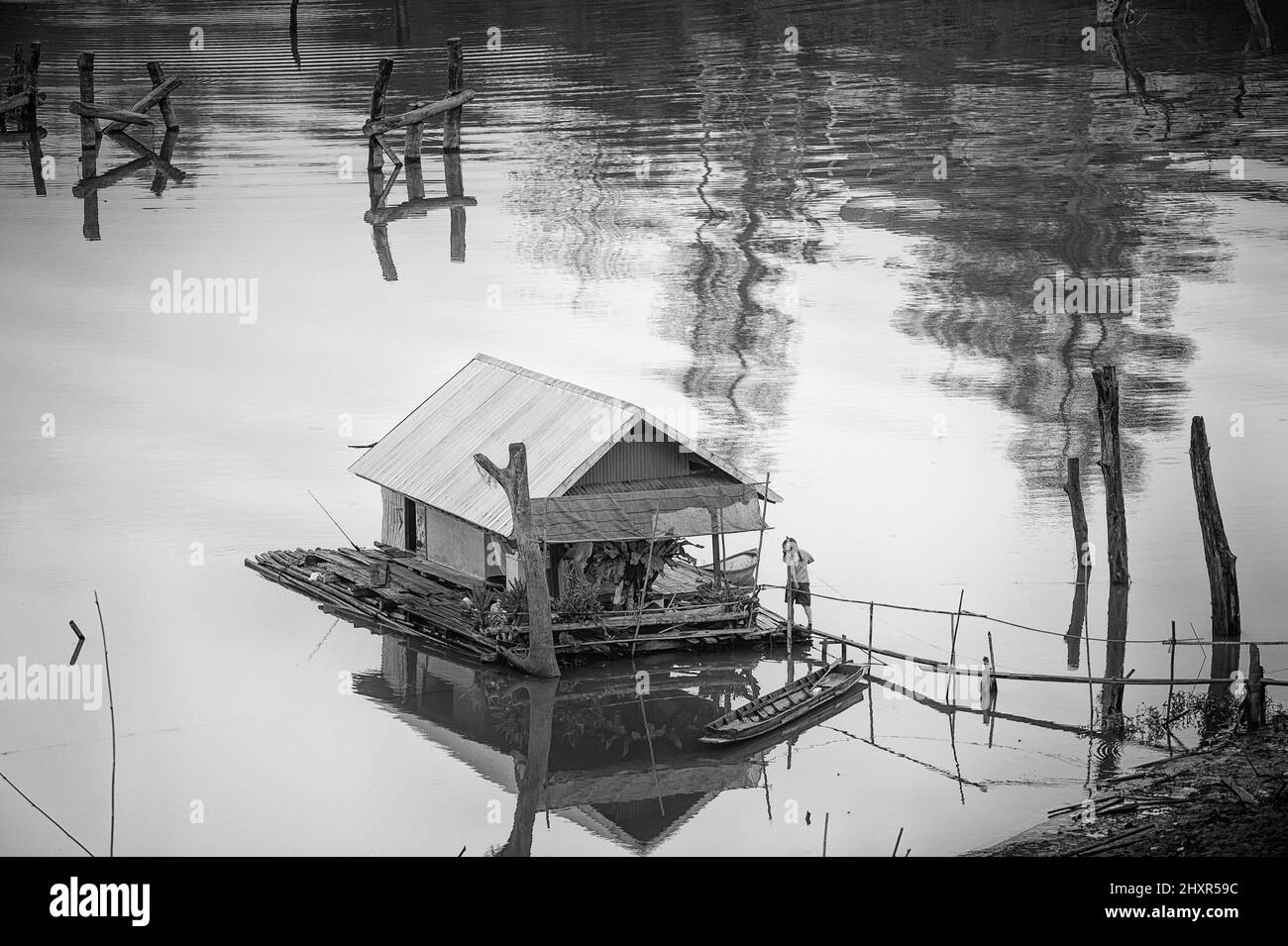 Casa flotante en el río Sangkalia en Sangkhlaburi, Kanchanaburi, Tailandia Foto de stock