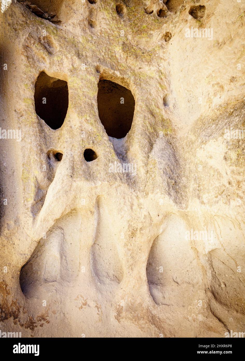 Las cavidades naturales de los acantilados se expandieron por los pueblos ancestrales en el Monumento Nacional Bandelier Foto de stock