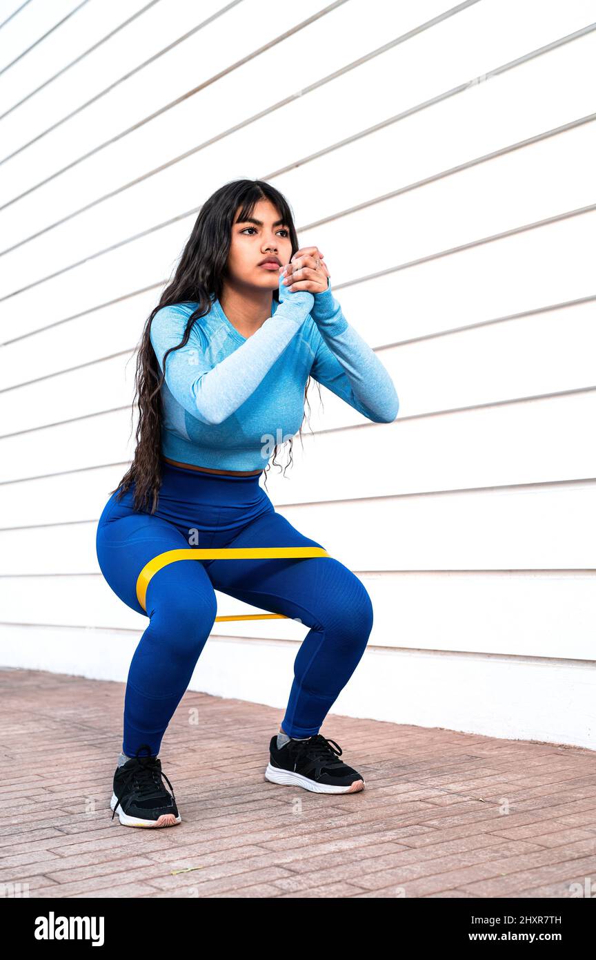 Atractiva mujer colombiana vestida de ropa deportiva, haciendo ejercicios  físicos en un parque Fotografía de stock - Alamy
