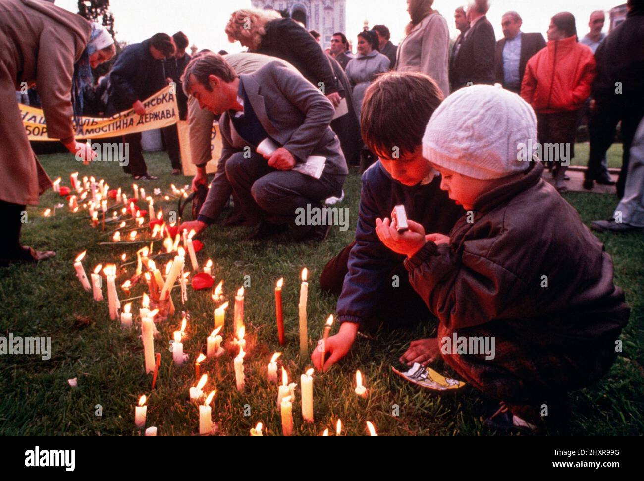 Aniversario de Chernobyl, Kiev, abril de 1990. La gente de Kiev encendiendo velas en la Plaza Bogdonitsky cerca de la Catedral de Santa Sofía en el centro de Kiev en el cuarto aniversario del accidente nuclear de 1986 en la central nuclear de Chernobil a 58 millas (95km) al norte de Kiev. Foto de stock