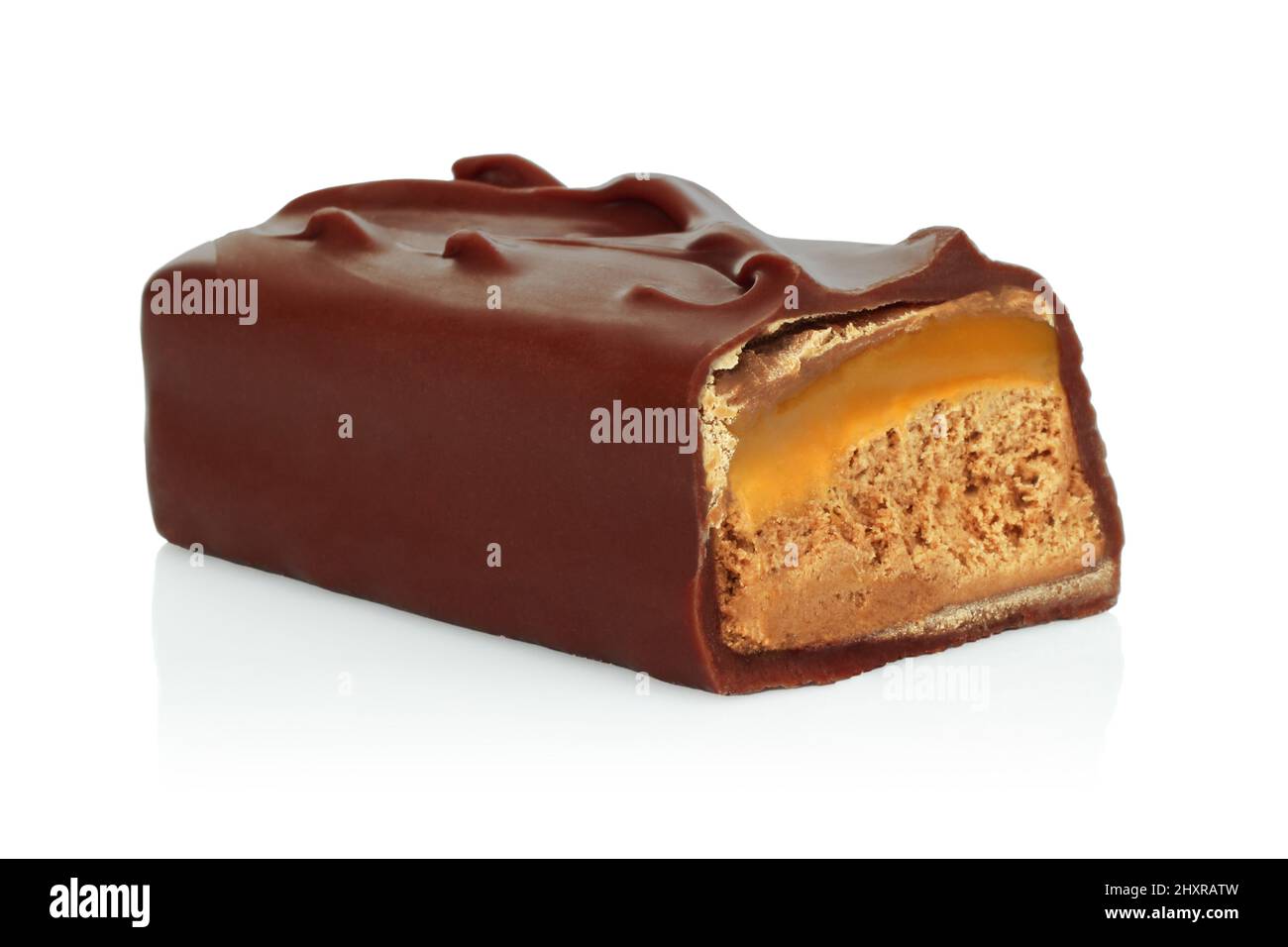 Barra de chocolate roto con caramelo estirante aislado sobre fondo blanco primer plano Foto de stock